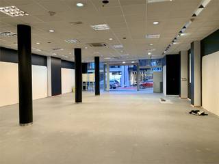 Modern handelsgelijkvloers gelegen op de beste winkelstraat van Waregem ('RITUALS'). Dit pand heeft een oppervlakte van ca. 333 m² en is uitgerust...