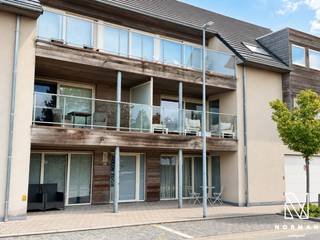 Welkom in dit ruim, gelijkvloers en instapklaar appartement met 2 slaapkamers en terras gelegen in het centrum van Bavikhove!<br /><br />Dit appartementsgebouw werd gebouwd in 2009 en combineert een moderne bouwstijl met grote ruimtes.<br /><br />Via de gemeenschappelijke inkom krijgt u toegang tot het appartement. Het appartement heeft een zeer ruime leefruimte, waar plaats is voor een zithoek en een eetplaats. Aansluitend bevindt zich de open keuken, uitgerust van alle comfort en ingebouwde toestellen: oven, microgolfoven, vaatwasser, fornuis en dampkap. Doordat de keuken geïntegreerd is in de leefruimte, krijgt u een open gevoel. Bij de keuken is er nog een extra praktische berging voorzien.<br /><br />Via de ruime hal heeft u toegang tot de andere ruimtes.<br />Het appartement bevat twee zeer ruime slaapkamers en een badkamer uitgerust van bad met douche, toilet en dubbele wastafel.<br />Verder is er ook nog een apart gastentoilet.<br />Tot slot beschikt dit appartement over een terras. Dit terras kan perfect worden afgebakend met extra bloembakken.<br /><br />Dit appartementsgebouw beschikt over een gezamenlijke garage, waar bewoners veilig hun fietsen in kunnen opbergen. Ook is er een aparte plek voorzien om de vuilnisbakken buiten te kunnen plaatsen.<br /><br />Troeven:<br />+ EPC B<br />+ Gelijkvloers<br />+ Instapklaar<br />+ 2 slaapkamers