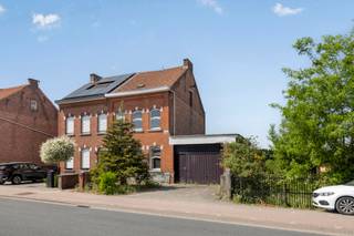 <p>Te renoveren woning op ruim perceel van meer dan 10 are, gelegen op de grens met Leuven.<br /><br />Ontdek dit renovatieproject met tal van mogelijkheden! Deze woning bevindt zich op een perceel van meer dan 10 are en geniet van een uitstekende ligging <strong>pal op de grens met Leuven</strong>.<br /><br />Er is reeds een vergunning verleend voor het verbouwen van de bestaande woning, waarbij een gedeeltelijke afbraak en een nieuwe aanbouw voorzien zijn. Het goedgekeurde project voorziet in de realisatie van een meergezinswoning, wat dit pand uitermate geschikt maakt voor investeerders of ontwikkelaars.<br /><strong>Plannen en vergunning ter inzage op kantoor - Stabiliteitsstudie, EPB-verslag en sonderingen reeds uitgevoerd en opgemaakt!</strong><br /><br />Laat deze unieke kans niet aan je voorbijgaan en ontdek het potentieel van deze woning op toplocatie!</p>
<p></p>