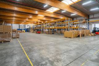 Bedrijfsgebouw te huur langs de E17 in Deerlijk.Het magazijn heeft een nuttige oppervlakte van ca. 1.725 m² en is voorzien van een 2...