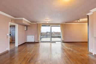 Ruim appartement met uitzonderlijk dakterras in Izegem.In de Roeselaarsestraat 6 bus B9 te Izegem bieden wij dit unieke appartement aan met een...