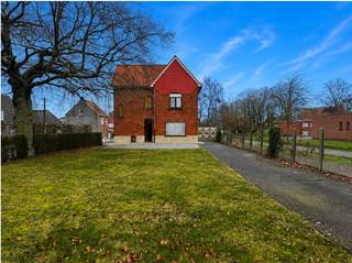 <strong>Langemark-Poelkapelle - Ruime woning met veel mogelijkheden dichtbij het centrum.</strong><br /><br />Deze woning met veel mogelijkheden vormt de perfecte basis voor wie op zoek is naar ruimte, rust én een centrale ligging. Gelegen op een uitzonderlijk groot perceel, geniet je hier van een mooie voortuin, een ruime oprit met carport en garage, een verhard terras én een extra grasveld achteraan.<br /><br /><strong>Indeling:</strong><br /><u>Gelijkvloers:</u> inkom, keuken, woonruimte en badkamer<br /><u>1ste verdieping:</u> 3 slaapkamers<br /><u>2de verdieping:</u> zolderruimte en extra slaapkamer<br />Kelder<br /><br /><strong>Troeven:</strong>
<ul><li>Uitzonderlijk groot perceel</li><li>Carport én garage aanwezig</li><li>Stevige basis en ruime indeling</li><li>3 slaapkamers + uitbreidbare zolder</li><li>Gelegen in het centrum van Langemark</li><li>Altijd goed onderhouden</li><li>Tal van mogelijkheden voor renovatie of uitbreiding</li></ul>