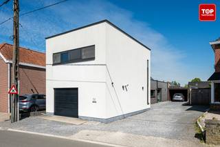 <p>In een rustige straat in Zulte vindt u deze moderne, instapklare woning. Ondanks de rustige ligging geniet u toch van de nabijheid van alle dagelijkse voorzieningen. Extra troef is de ligging nabij de Leie, die u na slechts vijf minuten wandelen bereikt.</p>
<p>Bij het betreden van de woning springt meteen de ruime inkomhal in het oog. Vanuit deze hal heeft u toegang tot de lichtrijke leefruimte met open keuken. De leefruimte biedt een mooi zicht op de prachtige, goed onderhouden én zuidgerichte tuin, waar u de hele dag door van de zon kunt genieten. Achteraan in de tuin bevindt zich het terras, ideaal om in te richten als gezellige loungeplek. Op de benedenverdieping bevindt zich bovendien ook nog een moderne badkamer, voorzien van alle hedendaagse comfort, evenals een praktische dressing.</p>
<p>Op de eerste verdieping bevinden zich de master bedroom en twee kinderkamers, waarvan één als doorloopkamer fungeert. Daarnaast is er op deze verdieping ook een apart toilet aanwezig.</p>
<p>Verder beschikt de woning over een inpandige garage. Achteraan in de tuin bevindt zich nog een aparte ruimte, die momenteel is ingericht als extra bergruimte en fitnessruimte.</p>
<p>Kortom, deze woning is ideaal voor wie op zoek is naar een moderne, instapklare thuis in een rustige omgeving, met alle comfort en voorzieningen binnen handbereik.</p>
<p>Contacteer Topvastgoed voor een bezoek op 0475 700 700.</p>