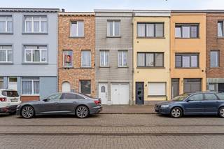Deze goed onderhouden woning biedt een zee van ruimte, ideaal voor grote gezinnen. De indeling als volgt: op het gelijkvloers bevinden zich...