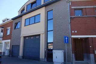 Ontdek dit gezellig en goed gelegen duplex appartement in een kleinschalig gebouw, gelegen op de 1e en 2e verdieping, met een zonnig terras.Het...