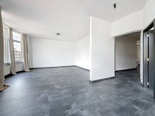 L'appartement est situé au deuxième étage et présente la configuration suivante :-Espace de vie spacieux (environ 28 m²) très lumineux grâce aux grandes fenêtres-Cuisine entièrement neuve avec réfrigérateur, congélateur, combiné micro-ondes/four, plaque à induction, hotte et nombreux rangements-Chambre 1 (environ 17 m²)-Chambre 2 (environ 15 m²)-Salle de bain rénovée avec lavabo simple, baignoire/douche, branchement machine à laver et sèche-linge, toilettesDétails :