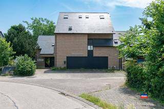 <p><span>WEERDE | UITZONDERLIJKE ARCHITECTEN WONING MET MOGELIJKHEID TWEEWOONST OF PRAKTIJKWONING | ZEER CENTRAAL GELEGEN | EPC B |</span><span> </span></p><p><span> </span></p><p><span>Deze architecten woning heeft tal van mogelijkheden. Ideaal als ruime gezinswoning, tweewoonst, zorgwoning voor inwonende ouders of familie, of als combinatie van wonen en werken dankzij de mogelijkheid tot een praktijkruimte.</span></p><p><span>Een karaktervolle woning waar comfort, privacy en flexibiliteit samenkomen en dit op een zéér centraal gelegen locatie (E19 Antwerpen-Brussel en treinstation Weerde).</span></p><p><span> </span></p><p><span>Het gelijkvloers bevat een zeer ruime dubbele garage met ruime oprit. De ruime inkomhal is zéér geschikt als wachtruimte waar ook een apart toilet te vinden is. Op dit moment is de praktijkruimte ingericht als appartement met 1 slaapkamer en ensuite badkamer. Het appartement bevat tevens ook over een terras.</span></p><p><span> </span></p><p><span>Op de 1ste verdieping komt u binnen in een ruime woonkamer met salon, eetplaats en keuken waar je achterin nog alle ruimte hebt om je spullen op te bergen. Deze geven uit op een zéér groot terras waar u zowel overdekt als onder de sterrenhemel kan genieten van een ontbijt of aperitief.</span></p><p><span> </span></p><p><span>Op de 2de verdieping kan u 3 ruime slaapkamers terugvinden, aparte berging en een ruime badkamer (douche en bad). De slaapkamers hebben toegang via een trap naar een nog hoger gelegen mezzanine.</span></p><p><span> </span></p><p><span>Troeven:</span></p><p><span>* Zéér ruime privé tuin (1626m²)</span></p><p><span>* Oprit vooraan en achteraan de woning</span></p><p><span>* EPC-B</span></p><p><span>* Zonnepanelen</span></p><p><span>* Thuisbatterij</span></p><p><span>* Elektriciteit comform</span></p><p><span>* Vloerverwarming</span></p><p><span>* Centrale en gegeerde locatie</span></p><p><span>* Vlakbij winkels, scholen, openbaar vervoer</span></p><p><span>* Verbindingswegen E19 Antwerpen-Brussel</span></p>
