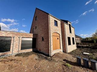 Ontdek dit kleinschalige, exclusieve nieuwbouwproject van slechts twee riante, vrijstaande woningen (ca. 294 m² bruto per woning!).Gelegen op een...