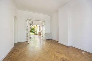 <p>In de rustige, statige Jozef Woutersstraat vindt u dit indrukwekkende en karaktervolle herenhuis. Deze uitzonderlijke woning is ontworpen door de gerenommeerde architect Bernard Coens. Het pand biedt een zeldzame combinatie van authentieke elementen, royale volumes en een uitstekende ligging.</p><p> </p><p><strong>Een zee van ruimte en historisch cachet</strong> Met een indrukwekkende bewoonbare oppervlakte van maar liefst 260 m² ademt deze woning ruimte en comfort. Binnenin wacht u een overvloed aan authentieke stijlelementen:</p><ul><li><p><strong>Hoge, statige plafonds</strong> met verfijnde originele moulures en ornamenten.</p></li><li><p><strong>Karaktervolle marmeren schouwen</strong>.</p></li><li><p><strong>Prachtige originele vloeren en paneeldeuren</strong> die het historische karakter van de woning extra in de verf zetten.</p></li><li><p><strong>Grote raampartijen</strong> die zorgen voor een schitterende, natuurlijke lichtinval in alle leefruimtes.</p></li></ul><p> </p><p>Als absolute kers op de taart beschikt dit herenhuis over een schitterende stadstuin van <strong>90 m²</strong>. Dit is uniek in de stad! Hier kunt u in alle privacy en rust genieten van de buitenlucht.</p><p> </p><p><strong>Toplocatie: de Pulhofwijk</strong>. De wijk staat bekend om zijn brede, groene lanen en uiterst gemoedelijke sfeer. U bevindt zich op wandelafstand van uitstekende scholen, gezellige buurtwinkels, parken en kwalitatieve horeca. Bovendien geniet u van een perfecte mobiliteit, met vlotte verbindingen naar het centrum van Antwerpen en de belangrijkste invalswegen.</p><p> </p><p><strong>De troeven op een rij:</strong></p><ul><li><p><strong>Locatie:</strong> Topligging in de gegeerde Pulhofwijk (Berchem).</p></li><li><p><strong>Ontwerp:</strong> Authentiek werk van architect Bernard Coens.</p></li><li><p><strong>Oppervlakte:</strong> 260 m² aan royale, bewoonbare ruimte.</p></li><li><p><strong>Buitenruimte:</strong> Private stadstuin van 90m².</p></li><li><p><strong>Karakter:</strong> Rijk aan authentieke en originele stijlelementen.</p></li></ul><p> </p><p>Bent u op zoek naar een unieke, ruime en karaktervolle woning die u volledig naar eigen hand kunt zetten? Neem dan vandaag nog contact met ons op voor een afspraak en meer informatie!</p><p> </p>