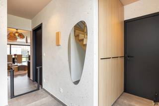 Deze recente en hoogwaardig afgewerkte woning (bouwjaar 2022) combineert architecturale rust, duurzame kwaliteit en uitzonderlijke woonruimte op...