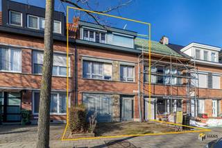 Te renoveren woning (165m²) met 5 slaapkamers, fietsenberging en tuin (112 m²) in Merksem. Op de Laarsebaan woon je centraal én comfortabel, met...