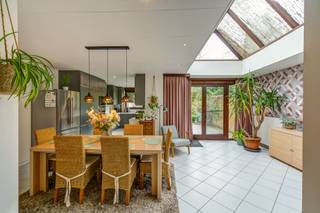 GelijkvloersDe woning verwelkomt je via een inkomhal die toegang geeft tot de verschillende leefruimtes. De gezellige living sluit aan op de ruime...