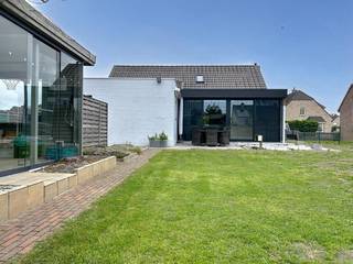 Mooi gelegen vrijstaande woning op 672 m², bestaande uit een inkomhal met afzonderlijk toilet, gezellige leefruimte met grote zithoek,...