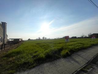 <strong>Rustig gelegen bouwgrond met prachtige vergezichten gelegen te Dadizele.</strong><br /><br />Deze bouwgrond is gelegen in een uiterst rustige en groen omgeving, ideaal voor wie op zoek is naar privacy en een aangename woonomgeving. Geniet dagelijks van de open zichten en het landelijke karakter, terwijl u toch vlot bereikbaar blijft.<br /><br />Met een oppervlakte van 613 m² biedt dit perceel tal van mogelijkheden voor het realiseren van uw droomwoning. De rustige ligging, gecombineerd met de mooie vergezichten, maakt dit een unieke opportuniteit voor wie wil bouwen in sereniteit.<br /><br />Kortom, een ideale locatie voor wie houdt van rust, ruimte en natuur.<br />13 meter facade