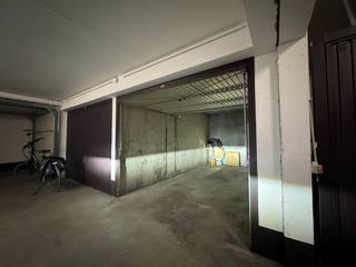 Bent U op zoek naar een garagebox op een toplocatie in Heist? Dan is dit een unieke opportuniteit. Deze garagebox bevindt zich in een zijstraat van de Zeedijk, ter hoogte van de Albatrosstraat en op wandelafstand van het Heldenplein.<br /><br />De garage is gelegen op het gelijkvloers van een garagecomplex, de garage en het complex zijn bijzonder vlot toegankelijk. Dankzij de centrale ligging, vlak bij de Zeedijk, vormt deze garagebox een ideale oplossing voor wie op zoek is naar een veilige parkeerplaats, extra opslagruimte of een interessante investering.<br /><br />Garageboxen in deze omgeving zijn bijzonder schaars, waardoor dit een buitenkans is voor zowel eigenaars van een appartement in de buurt als investeerders. Bovendien is de garage momenteel verhuurd, wat zorgt voor een onmiddellijk rendement.<br /><br />Afmetingen:<br />Lengte: 5,33 m<br />Breedte: 2,70 m<br />Binnenrijbreedte: 2,50 m<br />Hoogte vloer tot plafond: 2,50 m<br />Hoogte vloer tot poort: 2,00 m<br /><br />Neem contact op voor meer informatie of een bezoek ter plaatse.<br /><br />Geen elektriciteit aanwezig in de garagebox.