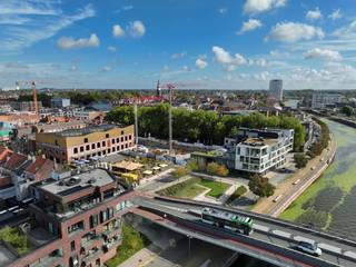 Comfortabel wonen op een bijzondere plek in Kortrijk? Dit gelijkvloerse appartement in DamasK combineert een praktische indeling met twee slaapkamers en een aangenaam terras.<br /><br />De open keuken en eetplaats sluiten aan op de leefruimte, die dankzij de grote raampartij rechtstreeks in verbinding staat met het terras van 8,9 m². Het appartement beschikt over twee slaapkamers, waarvan één ook perfect kan worden ingericht als bureau, een badkamer, apart toilet en praktische berging. Het appartement heeft een bruto-oppervlakte van 69,2 m². <br /><br />DamasK verrijst op de vernieuwde Texture-site in Overleie, vlak bij de Leieboorden en op wandelafstand van het centrum van Kortrijk. Zo combineer je een centrale ligging met het comfort van een hedendaags nieuwbouwappartement.<br /><br /><strong>Benieuwd naar de andere appartementen van DamasK?</strong><br />Ontdek het aanbod, de brochure en voorbeeldplannen op damask.be en neem contact met ons. 
