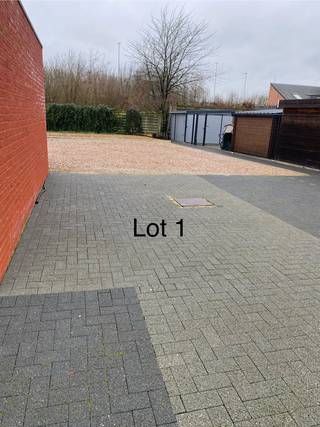 2 parkeerplaatsen (open buitenstaanplaats) te koop voor 25.000 EUR/stuk aan de Waversesteenweg 101 te Lier...