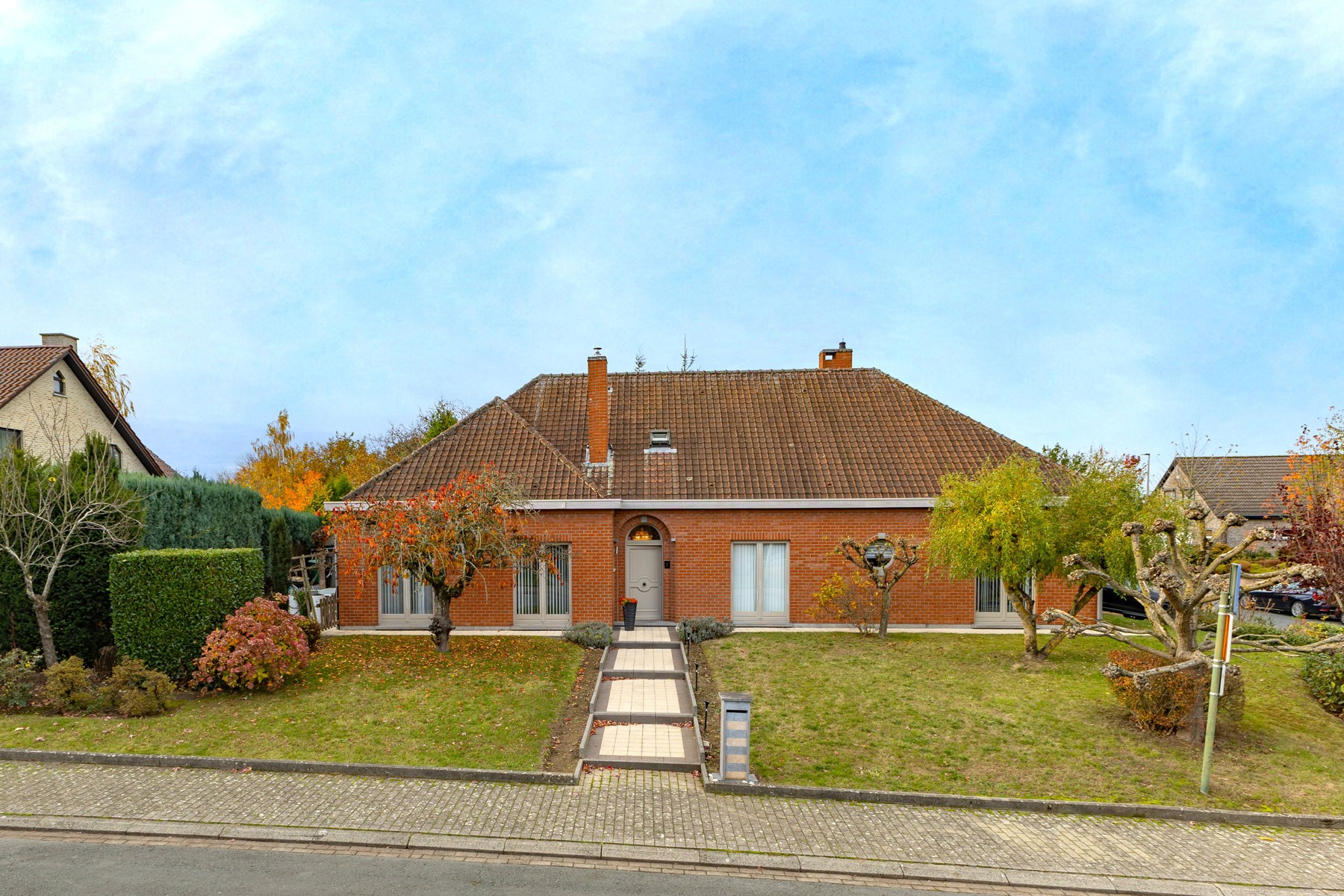 House for sale in Sint-Pieters-Leeuw with 6 bedrooms - photo 2