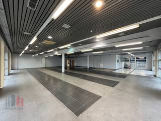 Cet espace multifonctionnel offre de nombreuses possibilités, qu'il s'agisse d'un espace de stockage, d'un showroom ou d'un espace de bureau. Avec...