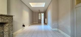 Brugge centrum, Kartuizerswijk: deze ruim bemeten woning is gelegen in een rustige en aangename straat die de Langestraat verbindt met de Vesten. Deze te vernieuwen woning is op heden ingedeeld in twee woongelegenheden. Op gelijkvloers appartement met living, keuken/eetkamer, berging en terras. Tevens een slaapkamer en badkamer boven het keukengedeelte. Op de verdieping een woongelegenheid met woonkamer met open keuken, 2 slaapkamers en badkamer. EPC label gelijkvloers C score 224 kWh/m2. EPC label eerste verdiep D score 325 kWh/m2. De woning is tevens volledig asbestvrij. De woning is perfect geschikt voor verbouwing naar een ééngezinswoning die dan de mogelijkheid geeft tot minstens 4 slaapkamers met eventueel bureau/werkruimte. Uiteraard kan de verdere verhuring als twee eenheden bekeken worden, doch dit zal onderhevig zijn aan de nodige aanvragen en vergunningen. Wilt u samen de mogelijkheden van dit mooie gebouw bekijken? Bel op nr 0475/812 810 of 050/70 70 00.