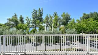 Zeer mooi gelegen en breed appartement met vanop de 2e verdieping een frontaal zicht op het fantastische Duinenwater meer. Het appartement geniet...