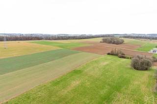 We Invest Ciney Haute-Meuse vous propose une opportunité rare au coeur du village d'Emptinne, commune de Hamois : 5 terrains à bâtir avec...