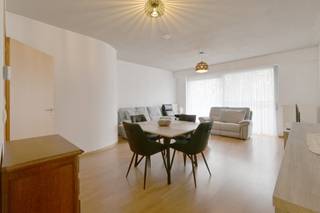 Instapklaar gemeubeld assistentiewoning/appartement  gelegen in Seniorenresidentie Meulenberg in Beveren. De residentie combineert een rustige, groene omgeving met een ligging op wandelafstand van winkels, openbaar vervoer, horeca, ...<br />Het appartement bevindt zich op de eerste verdieping en heeft een bewoonbare oppervlakte van 69m² en een gezellig terras. <br />Praktische indeling met inkomhal met ingemaakte kast en apart gastentoilet, lichtrijke leefruimte met aansluitend terras, ingerichte keuken met berging/wasplaats, 1 slaapkamer, badkamer met douche, toilet en dubbel lavabomeubel. Verder is er een privatieve kelder en autostaanplaats (ondergronds) inbegrepen in de verkoopprijs.<br />Erkende assistentiewoning met mogelijkheid tot diensten en zorg op maat. Ideaal voor wie comfortabel en zelfstandig wil wonen, met ondersteuning binnen handbereik. Geschikt voor eigen gebruik (65+) of als investering binnen de groeiende seniorenmarkt.
