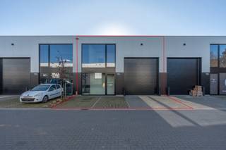 <strong>Nieuwbouw KMO-unit met twee autostaanplaatsen te Merksplas.</strong><br /><span>203,40m² magazijn + 44,96m² kantoor | Beschikbaar vanaf 01/08/2026 | Gunstige ligging</span><br /><br /><strong>Bezoek aanvragen kan via deze link</strong><span>: https://dilegno.mijnhuurprofiel.be/property/c14f48dd-e09e-4400-ba9c-9a2e00ea6b28</span><br /><br /><strong>Omschrijving:</strong><br />Ben je op zoek naar een magazijnruimte met kantoor? De KMO-unit bevindt zich in het industrieterrein "Veldenberg" te Merksplas. De unit heeft een totale oppervlakte van 248,36m², dewelke bestaat uit 203,40m² magazijn en 44,96m² kantoorruimte. De kantoorruimte is voorzien van een internet aansluiting en er is een voorziening tot elektrische verwarming via warmtepaneel. <br /><br />De KMO-unit beschikt over een automatische sectionaalpoort met codeklavier voor een veilige toegang. Daarnaast beschikt de unit over een afzonderlijk toilet met wastafel. <br />Ten slotte zijn er voor de unit twee autostaanplaatsen voorzien, reeds inbegrepen in de prijs!<br /><br /><strong>Algemeen:</strong><br /><span>- 2 autostaanplaatsen</span><br /><span>- Reeds voorzien van één 3-fasig stopcontact</span><br /><span>- Huurprijs exclusief BTW</span><br /><span>- Maandelijkse lasten: provisie €100</span><br /><span>- Onroerende voorheffing ten laste van huurder</span>