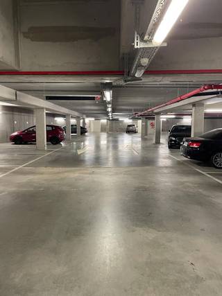 De staanplaats nr. 130 is gelegen in een ondergrondse parking in de site TRIBECA. Toegankelijk via een automatische poort te besturen...