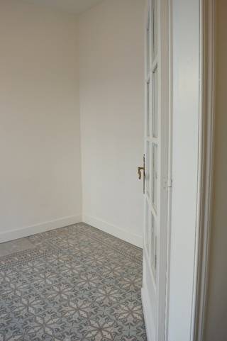 Welkom bij deze unieke stadswoning, een verborgen parel in het bruisende centrum van de stad. Deze prachtige woning biedt alle voordelen van het stadsleven, met alle voorzieningen, winkels, restaurants en culturele hotspots binnen handbereik. Geniet van alle voordelen van het wonen in het hart van de stad. <br /><br />Indeling als volgt:<br />Inkomhal, bureauruimte, toilet, gezellige leefruimte met aansluitend de open keuken die volledig uitgerust is (inductiekookplaat, oven, vaatwasser, inbouwfrigo én -diepvries). Verder is er nog een ruime en droge kelder aanwezig. <br /><br />Op de eerste verdieping is er de eerste slaapkamer en de vernieuwde badkamer met douche, 2 lavabo's en toilet. <br />Op de tweede verdieping is er een 2de slaapkamer voorzien die te bereiken is met een vaste trap. <br /><br />Tot slot is er nog een overdekte koer. De aansluiting voor de wasmachine is voorzien op de eerste verdieping naast de badkamer.<br />Er is voldoende parkeergelegenheid in de straat.<br /><br />Bent u op zoek naar een woning op een toplocatie in de stad? Aarzel dan niet om een afspraak in te plannen voor een bezichtiging.<br /><br />Beschikbaarheid: 01/01/2027<br />Huurprijs: 850 EUR/maand<br />Adres: Slachthuisstraat 8, 8500 Kortrijk<br />Onze referentie: DEV5242