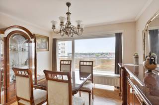 <p>Appartement in Mechelen aan de stadsrand nabij belangrijke invalswegen.</p>
<p> </p>
<p>Dit appartement combineert een gunstige ligging met een sterke energetische score dankzij EPC-label A. Het ruime terras met panoramisch zicht vormt een absolute meerwaarde en biedt een aangename buitenruimte om te ontspannen. De indeling is praktisch en lichtrijk, met alle basiscomfort aanwezig en mogelijkheden om het appartement verder te moderniseren naar eigen smaak. Gelegen in een woonkern nabij winkels en voorzieningen, is dit een interessante opportuniteit voor wie comfortabel wil wonen in Mechelen. Dankzij de vlotte bereikbaarheid geniet je hier van een goede verbinding met het centrum en de omliggende gemeenten.</p>
<p> </p>
<p>Belangrijkste ruimtes:<br />• Woonkamer met aangename lichtinval en directe toegang tot het terras<br />• Keuken uitgerust met dubbele spoelbak, elektrische kookplaat, dampkap en koelkast<br />• 2 slaapkamers met verschillende indelingsmogelijkheden<br />• Badkamer met ligbad en enkele spoelbak<br />• Terras met panoramisch zicht<br />• Inkomhal met parlofoon<br />• Apart toilet<br />• Kelder</p>
<p> </p>
<p>• Garagebox optioneel bij aan te kopen voor €30.000</p>
<p> </p>
<p>Troeven:<br />• EPC-label A voor energiezuinig wonen<br />• Terras met panoramisch zicht<br />• Mogelijkheid om te moderniseren naar eigen smaak</p>