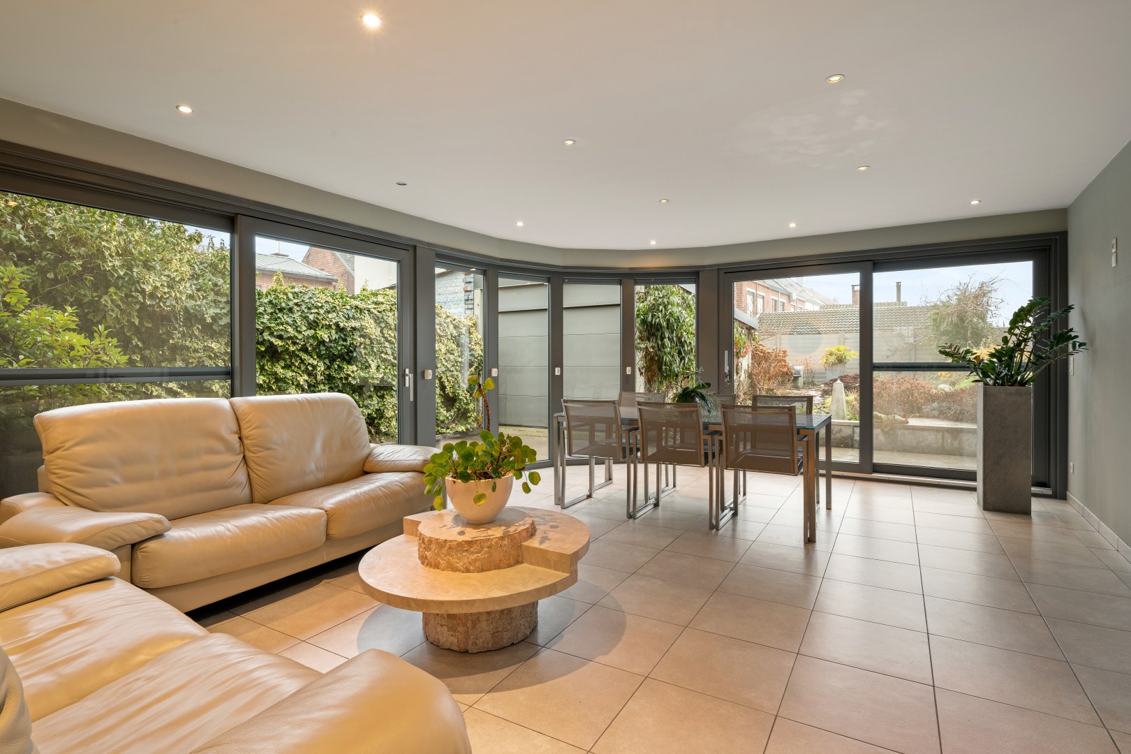 Woning met zeer veel potentiëel. - foto 2