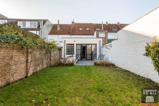 Maison de rangée meublée et prête à emménager – 5 chambres avec jardin, au cœur du vieux Knokke<br /><br />Découvrez cette charmante maison entièrement meublée, comprenant 5 chambres, idéalement située dans le vieux Knokke, à deux pas de la place du Marché aux Légumes. Un emplacement de choix : calme, tout en étant à distance de marche des commerces, restaurants et du centre animé.<br /><br />Composition :<br /><br />Rez-de-chaussée :<br />Hall d’entrée accueillant avec toilettes invités, local à vélos / petit garage, et espace de vie lumineux avec cuisine ouverte donnant sur le jardin avec terrasse ensoleillée – parfait pour se détendre ou partager un repas convivial.<br /><br />Premier étage :<br />Trois chambres spacieuses avec armoires encastrées et salle de douche moderne.<br /><br />Deuxième étage :<br />Deux chambres supplémentaires (dont une avec lits superposés) et une salle de bain séparée avec baignoire et douche à l’italienne.<br /><br />Informations pratiques :<br /><br />Disponibilité : à convenir<br /><br />Garantie locative : 3 mois<br /><br />Assurance obligatoire<br /><br />État des lieux : à frais partagés (50/50)<br /><br />Comptes de consommation (électricité, gaz, TV, internet, …) à ouvrir au nom du locataire<br /><br />Taxe de seconde résidence à charge du locataire (le cas échéant)<br /><br />Atouts :<br /><br />Entièrement meublée et prête à emménager<br />5 vraies chambres<br />Jardin ensoleillé avec terrasse<br />Emplacement central dans le vieux Knokke<br />Petit garage / local à vélos<br /><br />Cette maison allie confort, espace et convivialité – l’endroit idéal pour s’installer sans souci et profiter immédiatement de la vie à Knokke !