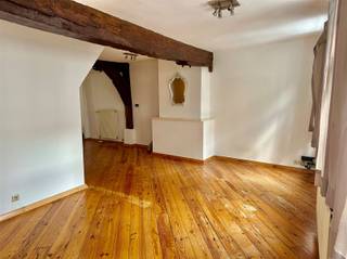 <p>Centraal gelegen 1-slaapkamerappartement TE HUUR in zijstraat van de markt van Oudenaarde.</p><p>Dit appartement werd recent vernieuwd met respect voor de authentieke elementen.<br />Het appartement geniet een gemeenschappelijke inkom , een ruime zit en eetruimte , aparte keuken, een ruime slaapkamer en badkamer met lavabo en douche.<br />Tevens geniet men een gemeenschappelijke koer.<br />(Om u een goed beeld te geven van de ruimte en de indelingsmogelijkheden, zijn enkele foto’s van deze woonst voorzien van virtuele meubels)</p><p>Geen gemeenschappelijke lasten!<br />Het gebouw is voorzien van een alarmsysteem.<br />Op de koer is een gemeenschappelijke fietsenberging voorzien.<br />Onmiddellijk beschikbaar.</p><p>Dit is wat je zoekt ?<br />Vraag uw bezoek aan via onze website www.immodhondt.be </p>
