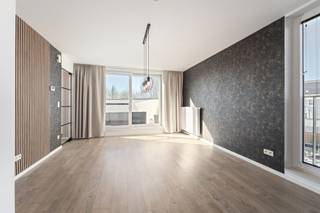Dit uniek pand, gebouwd in 2021, combineert een centrale ligging met een zeer energiezuinig ontwerp (EPC-label A). Gelegen in een residentiële woonkern, geniet u van een rustige omgeving terwijl alle dagelijkse noden binnen handbereik zijn. Het appartement is ideaal voor wie comfort, stijl en duurzaamheid wil combineren.<br /> <br />Belangrijkste ruimtes:<br />• Ruime living met veel lichtinval en toegang tot het terras.<br />• Moderne keuken met inductiekookplaat, combi-oven, vaatwasser, koelkast en bar-tablet.<br />• Slaapkamer met voldoende ruimte voor een dubbel bed.<br />• Badkamer met inloopdouche, wastafel in meubel en ingemaakte kasten.<br />• Berging met aansluiting voor wasmachine en verwarmingsketel.<br />• Inkomhal en apart toilet.<br />• Terras van 17,8 m².<br />• Staanplaats met berging<br /> <br />Troeven:<br />• Uniek pand gebouwd in 2021.<br />• Centrale ligging met alle voorzieningen op fietsafstand.<br />• Zeer energiezuinig (EPC-label A).<br /><strong>Dit appartement staat te koop aan een scherpe vanafprijs, ieder hoger bod zal worden voorgelegd aan de eigenaar.</strong><br />Neem vandaag nog contact op met uw ERA-makelaar voor een bezoek.<br /> <br />JOUW DROOMAPPARTEMENT. ZO GEVONDEN!