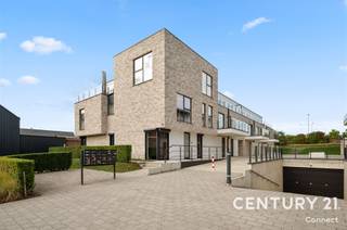 <p>Dit recent gebouwde en energiezuinige gelijkvloerse appartement combineert comfortabel wonen met veel privacy en een uitstekende ligging. Het appartement beschikt over 2 slaapkamers en heeft een volledig eigen inkomdeur, waardoor u geniet van een aangenaam gevoel van privacy.</p><p>Een absolute troef is het ruime, volledig omheinde terras van maar liefst 35 m². Hier kunt u in alle rust genieten van het buitenleven, met voldoende plaats voor een gezellige lounge- en eethoek. Daarnaast beschikt het appartement over maar liefst 3 autostaanplaatsen en een praktische kelderberging, ideaal voor extra opslagruimte. Dankzij de recente bouw en energiezuinige uitvoering geniet u van hedendaags wooncomfort en een laag energieverbruik. De 3 zonnepanelen zijn privatief en behoren uitsluitend tot dit appartement, dus niet tot de gemeenschap. De ramen zijn voorzien van elektrische rolluiken met geïntegreerd zonnepaneel.</p><p>Het appartement is gunstig gelegen aan de Staatsbaan in Lubbeek, met tal van dagelijkse voorzieningen in de nabije omgeving. Supermarkten, winkels en andere handelszaken bevinden zich op wandel- en fietsafstand. Dankzij de vlotte verbinding via de Staatsbaan/N2 zijn zowel Leuven als de omliggende gemeenten gemakkelijk bereikbaar. Ook het openbaar vervoer is in de omgeving aanwezig, Wenst u een bezoek te brengen aan dit energiezuinig appartement? Plan nu uw bezoek via Sally op 0478 570 999 of sally@connect-immo.be</p><p>EPC: 41 kWH/m²- UC2018112417 - label A<br />Wglk-Gvkr-Gdv-Gvv</p>