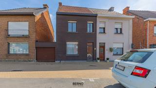 Bent u op zoek naar een woning die u volledig naar uw eigen smaak kunt renoveren? Dan is deze landelijk en rustig gelegen woning op een perceel van 706 m² misschien wel uw volgende project!<br />De woning beschikt over een inkomhal, leefruimte, keuken, berging en garage. Op de verdieping bevinden zich 3 slaapkamers en bovendien is er nog een ruime zolder die extra mogelijkheden biedt.<br />Buiten geniet u van een mooie, diepe tuin, waar rust en privacy centraal staan. De landelijke ligging maakt dit de ideale plek voor wie houdt van ruimte en een groene omgeving.<br />Deze woning biedt heel wat potentieel en is ideaal voor de handige Harry die niet bang is van een renovatie en hier zijn eigen droomwoning wil creëren!<br />Een unieke kans voor wie op zoek is naar rust, ruimte en mogelijkheden! Voor info : dirk@berno.be