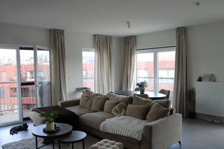 Recent nieuwbouw appartement op de 2eV met LIFT (bouwjaar 2025) in een zéér rustige en aangename woonomgeving! Het bevindt zich op wandelafstand van verschillende winkels, scholen en het openbaar vervoer. De oprit van de A12 Antwerpen-Brussel ligt op slechts 3 min. rijden. <br /><br />Ondergronds beschikt het appartement over een privatieve berging (2e deur rechts), een gemeenschappelijke fietsenberging en een autostaanplaats voor 1 wagen nr 35. Zeer goede EPC score: Label A & de keuring van de elektriciteit is volledig conform. Dit appartement bestaat uit: een inkomhall, een modern ingerichte badkamer, een wasplaats/berging, een apart toilet, een woonkamer met open ingerichte keuken, 1 slaapkamer en een west-gericht terras. 4 zonnepanelen aanwezig.<br /><br />De gemeenschappelijke kosten bedragen €50 ,-/maand. 3 maanden huurwaarborg. Dit appartement werd volledig geschilderd en is instapklaar & beschikbaar vanaf 1/1/2027!