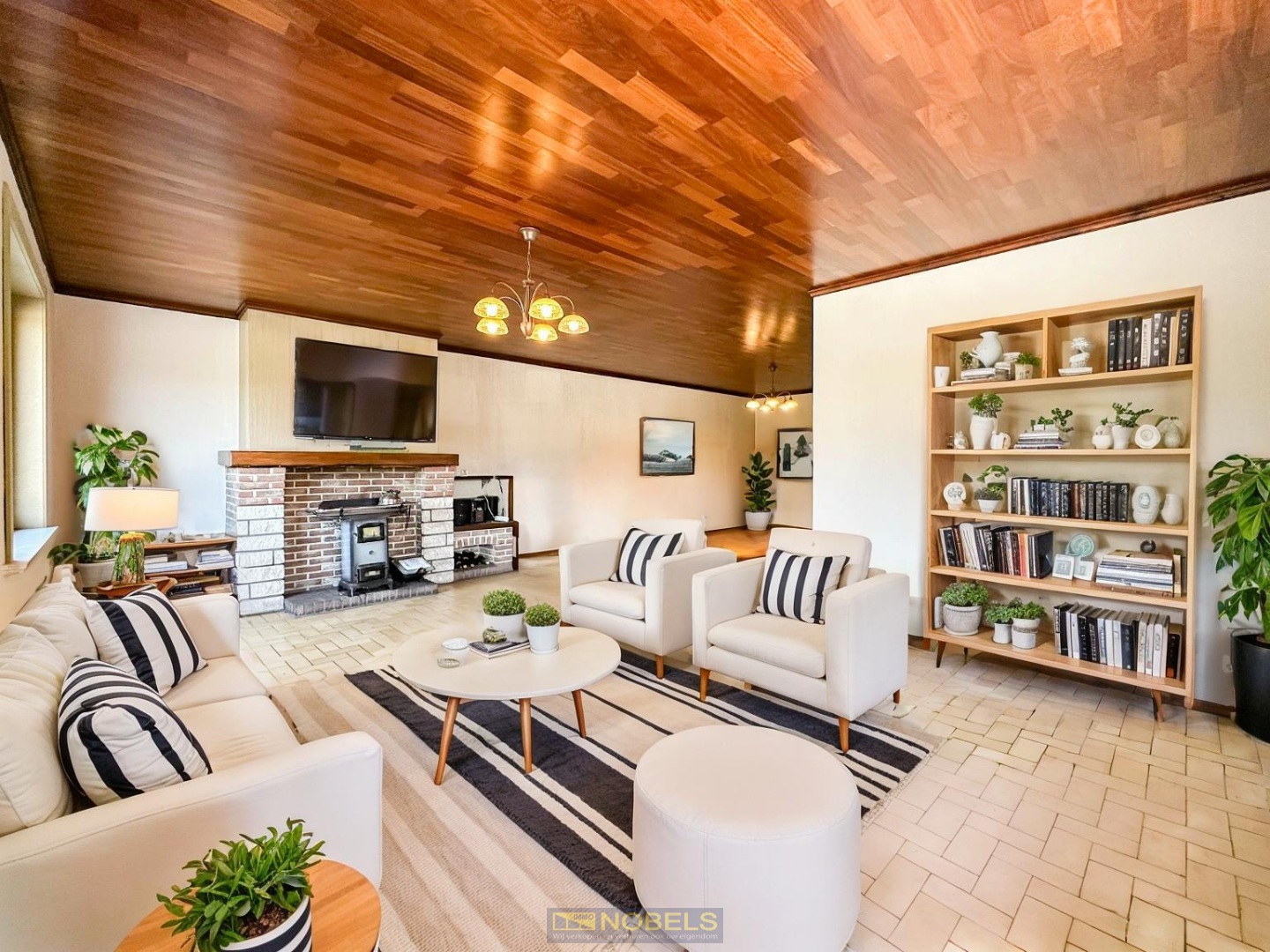 Te koop, verrassend ruime halfopen bebouwing met garage en tuin te Brakel - foto 2