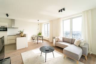 <p>PLAN UW BEZOEK VIA VOLGENDE LINK: https://listed.mijnhuurprofiel.be/whise/7566781<br /><br />Het oudste havengebied van Antwerpen, ’t Eilandje, heeft doorheen het ganse jaar zowel een vakantie als thuisgevoel. Door water omgeven en toch op 5 minuten in het centrum van ’t Stad. Wat wil je nog meer? <br /><br />Op de 12de verdieping van residentie “Westkaai 71” bevindt zich dit recent appartement van ca. 84m2. Het appartement straalt sereniteit en luxe uit. Doorheen het ganse appartement vinden we een hoogkwalitatieve parketvloer terug.<br /><br />Wanneer we in de leefruimte terechtkomen zal u omvergeblazen worden van de magnifieke zichten over de Scheldebocht en de stad Antwerpen. Unieke zichten over unieke locaties, vanop het terras welke toegankelijk is vanuit de leefruimte.<br /><br />De op maat gemaakte keuken is geïnstalleerd met kwalitatieve toestellen en heeft een fijn contact met de leefruimte. Hiernaast vinden we een handige berging terug welke voorzien is van aansluitingen voor een wasmachine en droogmachine.<br /><br />Twee volwaardige slaapkamers delen een prachtige badkamer voorzien van een ligbad, een dubbele wastafel en een handdrogenrek.<br /><br />Kelderberging inbegrepen in de huurprijs.<br /><br />Een parking is tevens te huur aan 100€/maand.<br /><br />Onmiddellijk beschikbaar.<br /><br />Huurprijs 1.795€/maand (volledig gemeubeld)<br />Algemene kosten 120€/maand<br />Beschikbaar: 01/04/26<br /><br />Je eigen uitkijkpost over de stad Antwerpen en de Schelde?<br /><br />Dit appartement op de 12de verdieping heeft de meest fenomenale zichten.<br />Kom deze samen met ons ontdekken, contacteer LISTED: +32 3 283 51 51.</p>