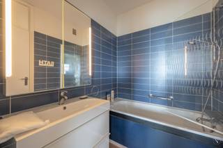 Studio 854 gelegen in residentie Laguna Beach te Duinbergen met panoramisch zicht over de polders. Indeling studio: Woonkamer, keuken, badkamer, toilet en terras. <br /><br />Parking 602 inbegrepen in de vraagprijs. <br /><br />Privé domein met gemeenschappelijk zwembad (enkel bewoners), privé strand en sportfaciliteiten.