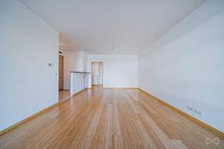 <p>Gelegen in de wijk <em>Musiciens</em> stelt We Invest met plezier dit lichtrijke appartement voor, gelegen op de 2e verdieping van een recent gebouw uit 2013.<br />Dit pand met twee slaapkamers biedt een woonoppervlakte van ongeveer 85 m².<br />De lasten bedragen ongeveer €150/maand en omvatten warm water, koud water, verwarming en de kosten van de mede-eigendom.</p>
<p>Het appartement opent naar een inkomhal van 7 m², die zorgt voor een uitstekende indeling van de ruimtes.<br />De leefruimte bestaat uit een ruime, lichtrijke woonkamer met een volledig uitgeruste open keuken.</p>
<p>Vanuit de woonkamer heeft u directe toegang tot een terras van 8 m², ideaal om van het buitenleven te genieten.</p>
<p>De nachtruimte omvat twee goed gescheiden slaapkamers:</p>
<ul>
<li>
<p>een eerste slaapkamer van 11 m², met een privé-doucheruimte van 2 m², perfect voor een master suite;</p>
</li>
<li>
<p>een tweede slaapkamer van 14 m², gelegen aan de achterzijde, eveneens met een eigen doucheruimte.</p>
</li>
</ul>
<p>Het appartement beschikt bovendien over een wasruimte van 2 m², geschikt voor een wasmachine en opbergruimte, evenals een apart toilet + kelder.</p>
<p><strong>Zeker een bezoek waard!</strong></p>