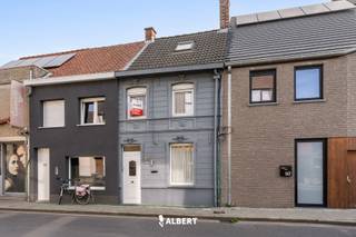 Op zoek naar een eigen starterswoning of opbrengsteigendom? Dan is deze interessante eigendom misschien iets voor u.<br />De woning is vrij bij akte. <br /><br />Op het gelijkvloers vindt u de ruime leefruimte met open keuken, de bijkeuken en een zonnig ruim terras. Gezellige warmte troef met 2 kachels op het gelijkvloers. Achteraan het terras bevindt zich een buitenberging en toilet. Dit kan eenvoudigweg verwijderd worden. De bijkeuken leent zich ideaal tot het installeren van een badkamer. <br /><br />Op de verdieping bevinden zich de 2 slaapkamers alsook het luik met zoldertrap naar de zolder. De verdieping biedt mogelijkheden tot verandering naar eigen keuze. <br /><br />Er is een renovatieverplichting van kracht maar mits enkele niet erg ingrijpende aanpassingen kan hieraan voldaan worden. U heeft daarvoor tevens 6 jaar tijd.<br /><br />Pluspunten van de woning:<br />. charmante gevel<br />. gasaansluiting<br />. goede centrale ligging in de nabijheid van de Rijksweg (N36) alsook de op- en afrit van de E403 in Rumbeke<br />. eenvoudige mogelijkheden tot aanpassen inrichtingen woning<br /><br />Benieuwd? Vraag uw bezoek aan via www.albert.immo of bel naar Angélique op 0484/74 25 68. Zij organiseert voor u graag een bezichtiging!