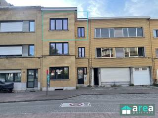 <p><span>Instapklaar appartement met 2 slaapkamers en ruime tuin te huur</span></p><p><span>Dit volledig gerenoveerde appartement op de </span><span>3de verdieping</span><span>, gelegen aan de </span><span>Kampioenstraat 54, 2020 Antwerpen</span><span>, is instapklaar en </span><span>onmiddellijk beschikbaar</span><span>. Dankzij de renovatie in </span><span>2026</span><span> geniet u van een moderne afwerking en optimaal wooncomfort.</span></p><p><span>Het appartement is gunstig gelegen in een aangename buurt, met winkels, scholen, openbaar vervoer en belangrijke invalswegen op korte afstand.</span></p><h3><span>Indeling</span></h3><ul><li><span>Ruime en lichtrijke leefruimte </span></li><li><span>Grote, volledig ingerichte keuken </span></li><li><span>2 volwaardige slaapkamers </span></li><li><span>Badkamer met douche, lavabo en toilet </span></li><li><span>Terras</span></li></ul><h3><span>Troeven</span></h3><ul><li><span>Volledig gerenoveerd in 2026 </span></li><li><span>Instapklaar </span></li><li><span>Terras</span></li><li><span>Grote ingerichte keuken </span></li><li><span>Goede, centrale ligging </span></li><li><span>Onmiddellijk beschikbaar </span></li></ul><h3><span>Huurvoorwaarden</span></h3><ul><li><span>Onmiddellijk beschikbaar</span><span> </span></li><li><span>Gemeenschappelijke kosten:</span><span> 50/maand (voor elektriciteit van de gemeenschappelijke delen en poetsen van de gemeenschappelijke delen) </span></li><li><span>Huurwaarborg:</span><span> 3 maanden </span></li></ul><p><span>Voor meer informatie of een bezoek kunt u contact opnemen met Area Partners via <span>info@area.be</span></span><span> of 03/284.60.60</span></p>