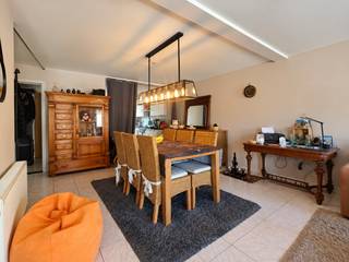 Bij het betreden van het appartement komt u terecht in de ruime living, die dankzij de open indeling rechtstreeks aansluit op de ingerichte keuken. De keuken is praktisch ingericht en vormt samen met de leefruimte een gezellige plaats om te wonen en te ontspannen.<br /><br />Het appartement beschikt oven twee slaapkamers. De ingerichte badkamer is voorzien van een douche en er is een afzonderlijk toilet aanwezig. <br /><br />Als extra troef beschikt het appartement over een aangenaam terras, ideaal om even te ontspannen of te genieten van een rustig moment buiten.<br /><br />De huurprijs bedraagt €770 per maand. Het appartement is beschikbaar vanaf december 2026.<br /><br />Bent u op zoek naar een comfortabel appartement met twee slaapkamers en terras op een rustige locatie in Lokeren? Dan is dit appartement zeker een bezoek waard.