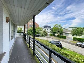 Cet appartement magnifiquement rénové situé au premier étage vous offre beaucoup d'espace et beaucoup de lumière naturelle. Grâce à la finition de haute qualité de la cuisine, de la salle de bain et à l'excellent emplacement, vous pouvez profiter d'un confort de vie moderne ici dans la ville maritime de Zeebrugge. L'accessibilité est l'un des principaux atouts de cette propriété. Situé dans une rue calme du Strandwijk, vous êtes à deux pas de la plage, des restaurants locaux et des transports en commun, tels que le tramway côtier et la gare de Zeebrugge.Disposition :- hall d'entrée- un espace de vie et une salle à manger lumineux- cuisine installée de haute qualité- hall de nuit avec toilettes- chambres 1 et 2- chambre 3 avec branchements pour armoires de lavage et de séchage- salle de bain avec douche et lavaboAppartement : 925 euros/moisAucuns frais de syndicD'une superficie totale de pas moins de 111 m², vous bénéficierez d'une sensation d'espace exceptionnelle dans cet appartement rénové à Zeebrugge.Vous recherchez des propriétés à louer à Knokke-Heist ?Le moyen le plus rapide pour visiter cet appartement ? Demandez votre visite via le bouton rouge de notre site web (www.dewaele.com) et vous serez contacté par notre expert en location Arne. La demande doit être faite via Rentio. Les rendez-vous ne peuvent pas être pris par téléphone. Pour toute autre question, vous pouvez nous contacter par téléphone au 056 612 612.