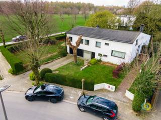 <p><span>This exceptionally located villa combines space, light and versatility with a unique character. An ideal opportunity for those looking for a property with charisma and potential.</span></p><p><span>Through the impressive entrance hall with high windows you are welcomed into the house and have immediate access to both the living and sleeping areas. The generous living space of no less than 72.5 m² forms the heart of the house and offers numerous layout possibilities: a cozy sitting area around the fireplace, a dining area adjacent to the kitchen and a separate area that can serve perfectly as an office or formal dining area.</span></p><p><span>The renovated kitchen (12 m²) is fully equipped and practical. Thanks to its clever layout, it can be easily integrated into the living space for those who want an open concept, without major renovations.</span></p><p><span>From the living space you reach the terrace and the sunny garden, which offers a beautiful view of the green domain of Domein Drie Fonteinen. Here you can quietly enjoy the sun from noon until evening.</span></p><p><span>On the ground floor there is also a multipurpose room that can serve as a bedroom, office or practice room. Through this space you reach a charming mezzanine, ideal as a playroom or additional storage space.</span></p><p><span>The split-level layout provides a playful transition to the sleeping area, where there are three bedrooms, including a master bedroom with en-suite bathroom. There is also a separate shower room and toilet. Here, too, a mezzanine offers additional possibilities, completely customizable.</span></p><p><span>The basement with natural light offers even more functionality: a guest toilet, a spacious multipurpose room with separate entrance (perfect as a waiting room or practice room), a laundry room, a storage cellar and a large garage for two cars.</span></p><p><span>Finally, the location is an absolute asset: near public transportation, major approach roads and highways, making this property perfect for both young and older families.</span></p>