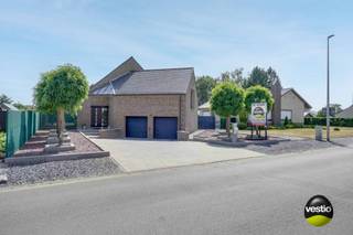 ENERGIEZUINIGE WONING OP 13,52 ARE TE OPGLABBEEK<br /><br />Deze ruime en lichtrijke woning is gelegen langs de Speeltuinstraat vlakbij het centrum van Opglabbeek en de nabijgelegen fietsroutes en prachtige wandelpaden in de natuur. Maar ook de omliggende gemeentes Genk, As, Bree en Maaseik zijn van hieruit vlot bereikbaar. Het gekende hippisch complex “Sentower Park” ligt trouwens op slechts 100 meter van de woning.<br /><br />De woning werd gebouw in 1998 en werd doorheen de jaren uitzonderlijk goed onderhouden. Bovendien kan de woning een zeer goed EPC label B voorleggen mede dankzij de 23 zonnepanelen ( met groenestroomcertificaten 270 euro / 1.000 kWh  ) en een zonneboiler.<br /><br />Gelijkvloers beschikt de woning over een ruime living van meer dan 40 m² met een mooi zicht op de tuin en toegang tot het overdekte terras. Aanpalend is er een goed uitgeruste keuken voorzien van alle moderne comfort. Voorts zijn er nog een inkomhal, een gastentoilet en een wasplaats. In uw inpandige garage is er plaats voor 2 wagens en deze ruimte kan eventueel omgevormd worden tot een kantoor- / praktijkruimte of zelfs een kangoeroewoonst of vakantiewoning. Aansluitend heeft u toegang tot de kelderverdieping van 85 m², aan opbergruimte dus geen gebrek!<br /><br />De eerste verdieping is vervolgens uitgerust met een overloop, een apart toilet, een berging en 3 ruime slaapkamers waarvan de grootste ook nog eens beschikt over een terras, een naastgelegen dressing en een bergruimte.  <br /><br />De woning is gelegen op een ruim, volledig omheind en zuidelijk georiënteerd perceel van maar liefst 13,52 are. Hier kan u in alle privacy genieten van de rust in de tuin of onder uw terrasoverkapping.<br /><br />Enkele TROEVEN van deze woning opgelijst:<br /><br />+ Energiezuinig: EPC label B ( 128 )<br />+ Toplocatie nabij Opglabbeek-centrum<br />+ 23 zonnepanelen met groenestroomcertificaten<br />+ Zonneboiler<br />+ Elektriciteit is goedgekeurd<br />+ 4 x airco / inverter<br />+ Mogelijkheid creatie kantoor-/praktijkruimte – kangoeroe-/vakantiewoning<br />+ Zuidelijk georiënteerd en volledig omheind perceel 13,52 are<br />+ Overal rolluiken voorzien<br />+ Asbestvrije woning<br />+ Ruime kelderberging<br />+ Goed onderhouden en instapklaar<br /><br />Kortom, een instapklare, energiezuinige woning op een toplocatie! Meer info? Contacteer Maarten Delbroek via maarten@vestio.com of bel naar 0471/034804.<br /><br /><br /> 
