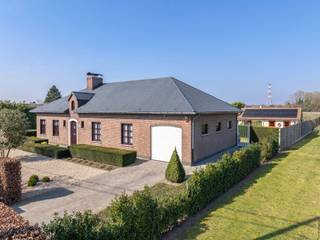 TE KOOP MET PRE-VIEWBent u op zoek naar een ruime, instapklare woning op een uitstekende locatie? Ontdek dan deze charmante woning gelegen in...