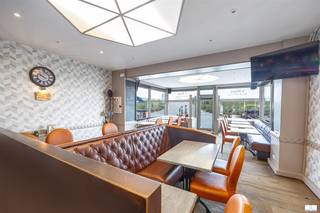 Volledig ingericht handelspand met woonst op topligging vlakbij het nieuwe Casino. Het pand is nog verhuurd tot 31/5/2027 en momenteel uitgebaat als café 'T huys aan de waterkant. Indeling : handelszaak ingericht als café voorzien van ongeveer 40 zitplaatsen binnen en 16 zitplaatsen buiten, bar, keuken, toiletten, grote kelder. Achtergelegen appartement bestaande uit : grote woonkamer, keuken, badkamer, toilet, 2 slaapkamers en ruim terras. Via het terras heeft men direct toegang tot de Leopoldlaan wat uiterst praktisch is voor leveringen. Uitzonderlijk aanbod gezien oppervlakte ( 262m²) en ligging. Mogelijkheid tot plaatsen van extra terras op de Zeedijk. Goed onderhouden gebouw met reeds vernieuwde voorgevel.